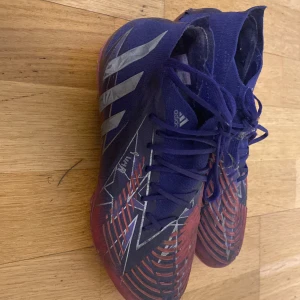 Adidas fotbollsskor - Säljer mina gamla adidas champions league skor 2022 eftersom det inte passar mig längre. Har använt många ggr så de är i helt okej skick. Vid snabb äffar sänks priset