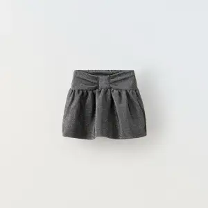 Glittrig mini kjol som tyvärr inte kommer till användning. Aldrig använts och är från Zara! Den är i barn storlek men jag som 15 år kan ha den då jag ville att den skulle vara kort!🩷 Skriv om frågor, pris går att diskuteras!!🔥☀️😊