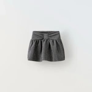 Mini kjol från Zara - Glittrig mini kjol som tyvärr inte kommer till användning. Aldrig använts och är från Zara! Den är i barn storlek men jag som 15 år kan ha den då jag ville att den skulle vara kort!🩷 Skriv om frågor, pris går att diskuteras!!🔥☀️😊