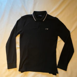Armani Polo Shirt – Size S  - Armani Polo Shirt – Size S A stylish and sleek polo shirt from Armani in black. It’s only been tried on and then hung in the closet – almost like new! Size: S Color: Black Condition: 9/10 – In great condition! Brand: Armani – excellent quality and classic design. Why you’ll want it: * Really cool and timeless design. * Perfect for both everyday wear and more dressed-up occasions. * Keeps you stylish all the way. Feel free to ask if you want more pictures!  Svart Armani piketröja Czarna koszulka 