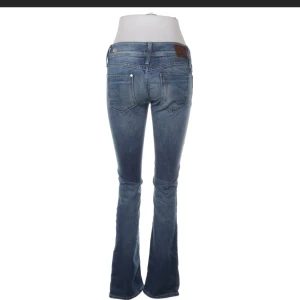 Blå bootcut jeans - Snygga blå bootcut jeans med låg midja! Kontakta för frågor!💕💕