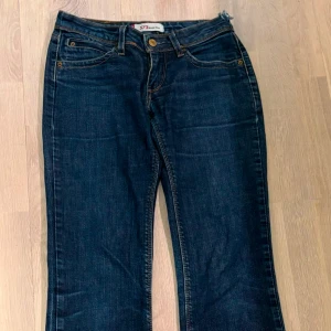 Levi's jeans 572 bootcut - Mörkblå jeans från Levi's modell 572 bootcut. W27.  Lite slitningar längst ner. Obs blixtlåset måste fixas. 