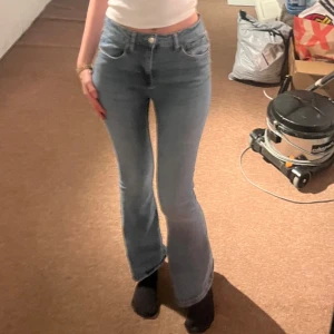 Blå bootcut jeans - Jeans från lager 157 som jag har använt ett tag. Säljer för att de är lite korta för mig som är 174. Pris kan diskuteras. Står ej för frakten