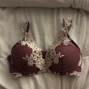 Intimissimi bh  - Säljer denna bh från intimissimi eftersom den är för stor för mig. Använt den kanske 1 gång, är i jätte bra skick. Köp för ca 500 kr, storlek EU 80C