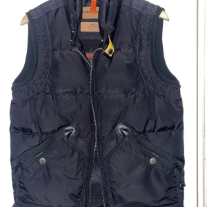Svart Parajumper kobuk väst, nya modellen - Priset kan diskuteras. Säljer en svart kobuk från Parajumpers Masterpiece Series. Nyskick, använd ett par gånger bara. Säljer för den är liten. Skickas med Kvitto. Kemtvätt innan försäljning kan inkluderas beroende på priset.
