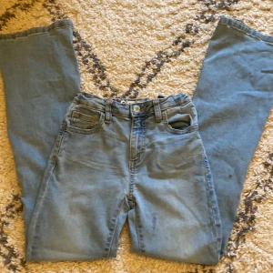 Ljusblåa bootcut jeans - Snygga ljusblå bootcut jeans från Cubus i storlek 152. 