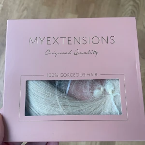 Blonda hårförlängningar från MyExtensions - Säljer blonda tape-in hårförlängningar från MyExtensions. Paketet innehåller 20 delar, 50 cm långa och väger totalt 50 g. Perfekt för att ge ditt hår extra längd och volym med en naturlig look. Helt ny förpackning. Nypris 1049kr.