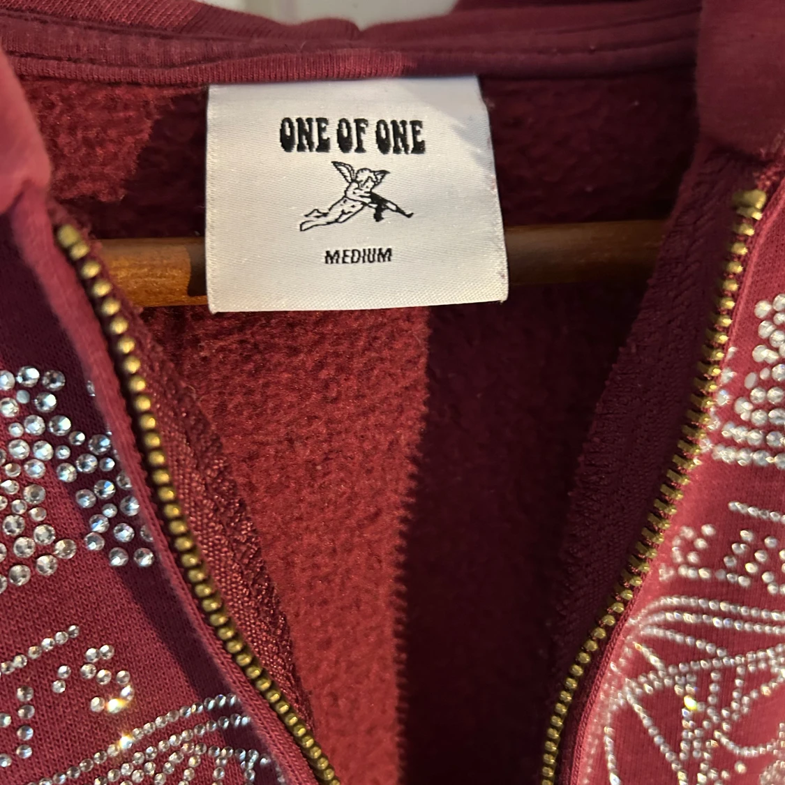 Vinröd hoodie från One of One - 1