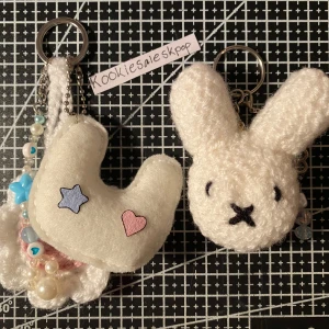Newjeans keyring + Bunny keyring  -  2 nyckelringar, fan made av en person (inte mig) bra skick, KONRAKTA INNAN KÖP NU!