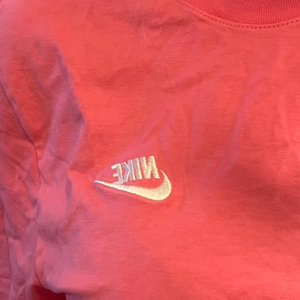 Säljer en snygg rosa t-shirt från Nike med deras ikoniska logga tryckt i vitt på bröstet. Perfekt för en sportig och avslappnad stil. T-shirten är kortärmad och gjord i mjukt material för extra komfort. Aldrig använd . T-paidat.