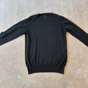 Riley crewneck - Säljer en stilren mörkgrön tröja från Riley. Tröjan har en klassisk design med rund hals och långa ärmar. Perfekt för en elegant och avslappnad look.