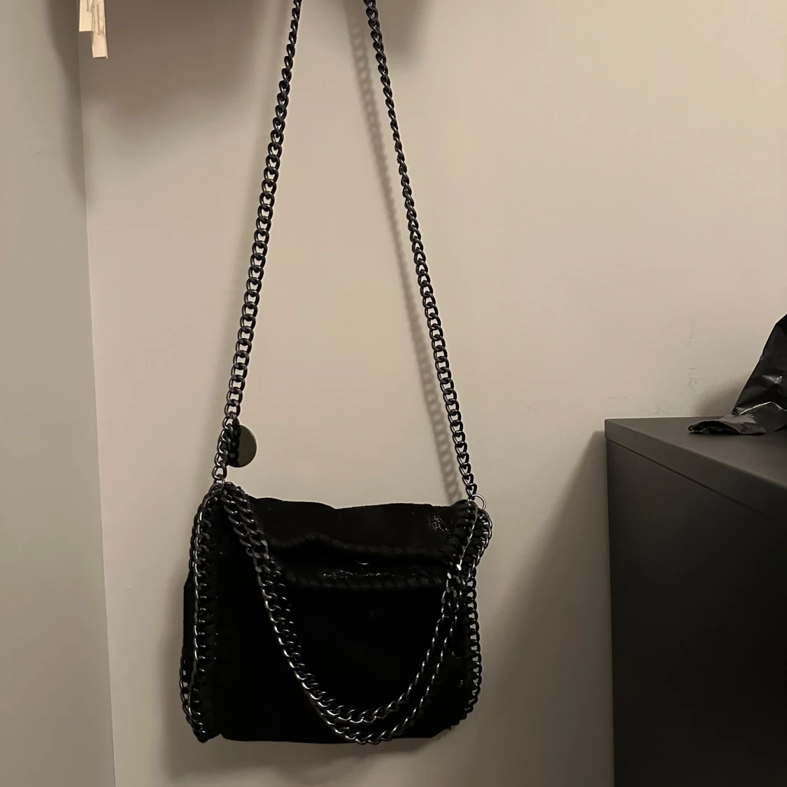Svart axelväska med kedjedetaljer