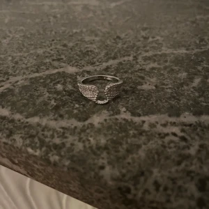 Silverfärgad ring med vingar - Såå snygg ring! Säljer det andra ringar på andra bilder också! Köper du fler kan du få kampanjpris💖💖 1 = 149kr 2 =249kr 3=299kr. Postar alltid dagen efter eller samma dag, svarar snabbt! 