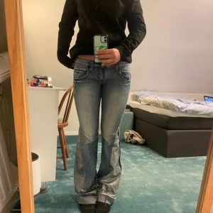 Coola blåa jeans med silver detaljer - Coola Jens med silver detaljer💗 utsydda själv med väl gjort. Coola fickor och i bra skick 🙌 jag är 172 och de passar mig perfekt för mig i längden, de går att vika ner mer längs ner💗