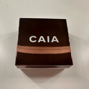 Loose Glow Bronzer Venice från CAIA - Säljer en Loose Glow Bronzer i nyansen Venice från CAIA. Den är helt oanvänd och nypris är 325 och jag säljer för 100kr