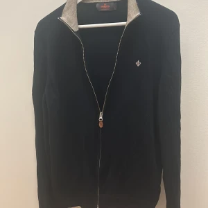 Morris merino zip cardigan  - Säljer en stilren mörkblå tröja från Morris i 100% merinoull. Då tröjan blivit tvättad för varmt har den krympt lite och passar bättre som storlek M