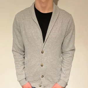 Cardigan - Säljer unik och stilig cardigan. Med bruna patches på armbågarna.👍