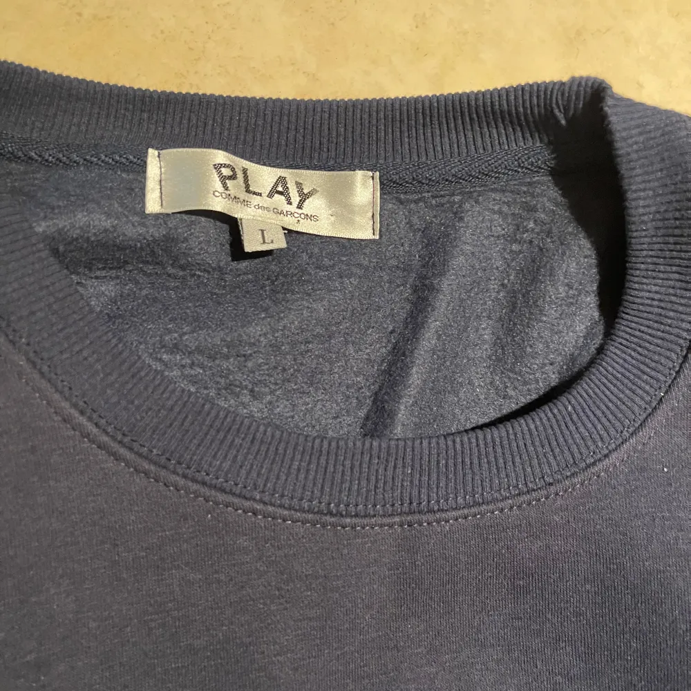 Tja! Säljer denna sjukt snygga comme des garçons tröjan som är i utmärkt skick. Tröjan är i storlek L och i en fin navy färg. Tvättlappen är bortklippt men utöver det är tröjan fläckfri! Hör av er vid frågor! . Neuletakit & Villapaidat.