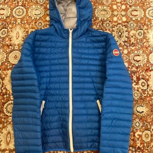 Colmar Jacka - Hej! Säljer nu min jacka från märket Colmar, storlek 16Y/172cm, använt skick modellen är 184cm och väger 70kg . Tveka inte på att höra av dig om du har frågor eller funderingar kring jackan!