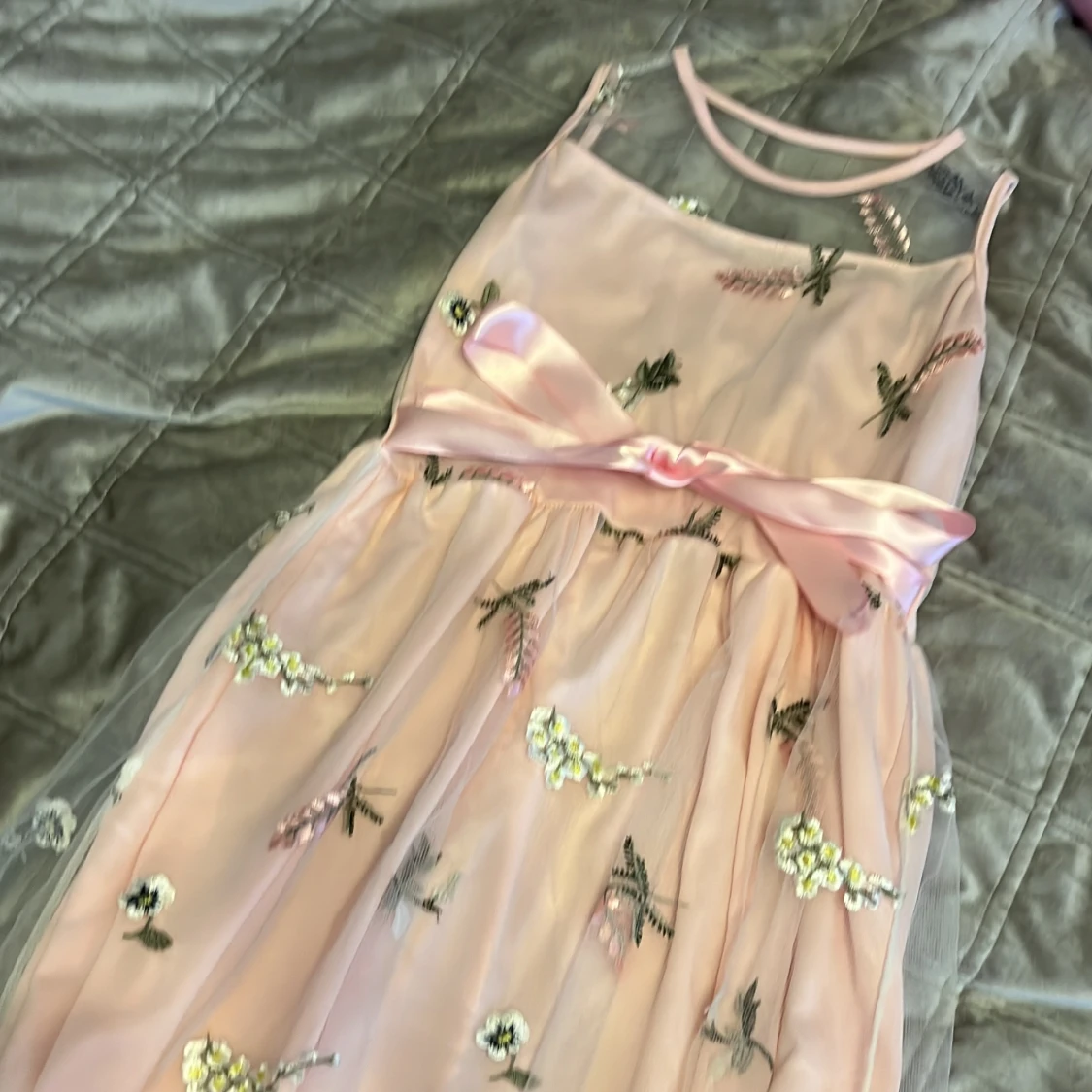 Rosa klänning med broderade blommor - 2