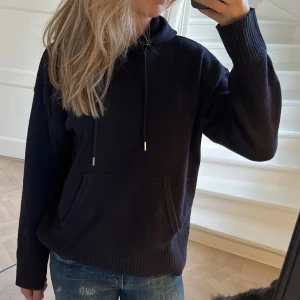 Mörkblå stickad hoodie - Säljer jättefin och skön stickad hoodie från Zara! 