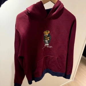  Ralph Lauren hoddie  - Säljer en snygg vinröd hoodie från Ralph Lauren. Ligger på 1800kr nypris men säljer för 599kr. Den passar storlek S men är i en annan typ av utländsk  storlek . Bara att skriva vid funderingar mvh Liam!