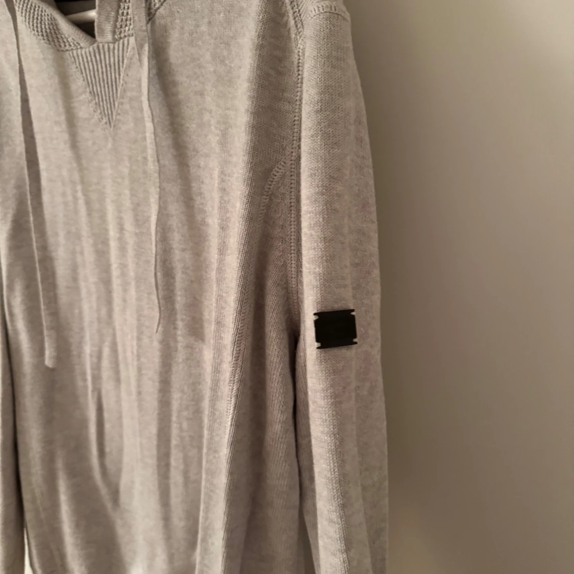 Grå kashmirblandning hoodie  med ribbade detaljer - 1