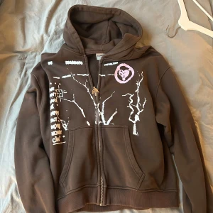 More money more love zipup - Storlek L köpt för något år sen är i bra skick då den aldrig kommit till användning 