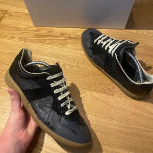 Maison Margiela Gats Skor - Rikigt feta och galet sällsynta Maison Margiela skor | Storlek: 42,5 men passar också 43/44 bra, kom privat frågan om innermått | Skick: 8,5/10 | Autentisk: KVITTO, från Cettire | OG: Box, papper, kuvert samt kvitto | Nypris: Ca 8 k, så passa på | Kom privat vid fler bilder eller frågor, allt gott |📩