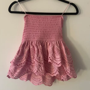 Rosa topp - Söt rosa topp som även kan användas som kjol, passar mig som vanligtvis har xs/s💗