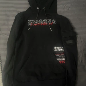 Supply & Demand Hoodie  - Säljer en svart hoodie från Supply & Demand. Använd Max 6-7 gånger så den är som ny passa på nu när du kan🤩