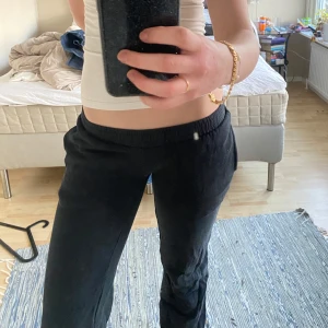 Low-waist svarta mjukisbyxor - Säljer ett par svarta lågmidjade mjukisbyxor med elastisk midja. Perfekta för en avslappnad stil och bekväma att bära hemma eller på språng. Passar xs/s