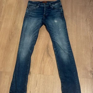 Jack and Jones  - Fräscha Jack and Jones jeans med slitningar Modell slim Glenn