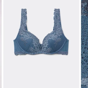 Blå spets-bh intimissimi  - Elegant blå bh med vacker spetsdetaljering. Den har breda axelband och en mjuk kupa för extra komfort. Perfekt för att känna sig både bekväm och stilfull. Från intimissi i storlek 75b 