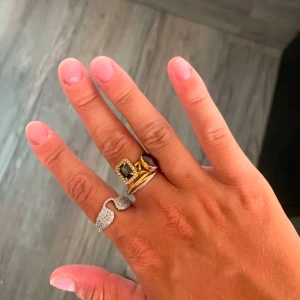 Vingar Ring  - Skit snygg Silver ring med små glitterkorn som ser ut som vingar💖