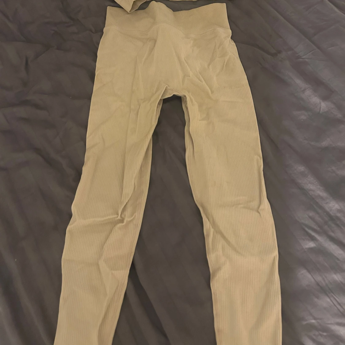 Beige ribbad set med långärmad topp och leggings