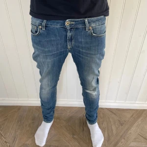 Dondup jeans - Säljer nu dessa tvär feta Dondup jeansen för ett riktigt bra pris! Säljer dessa då jag tycker dom är för små för mig men passar dig som är runt 175-180 beroenden på hur du vill att dom ska sitta. Sitter såhär på mig som är 183 och väger ca 65kg! Det är bara att skriva vid frågor!