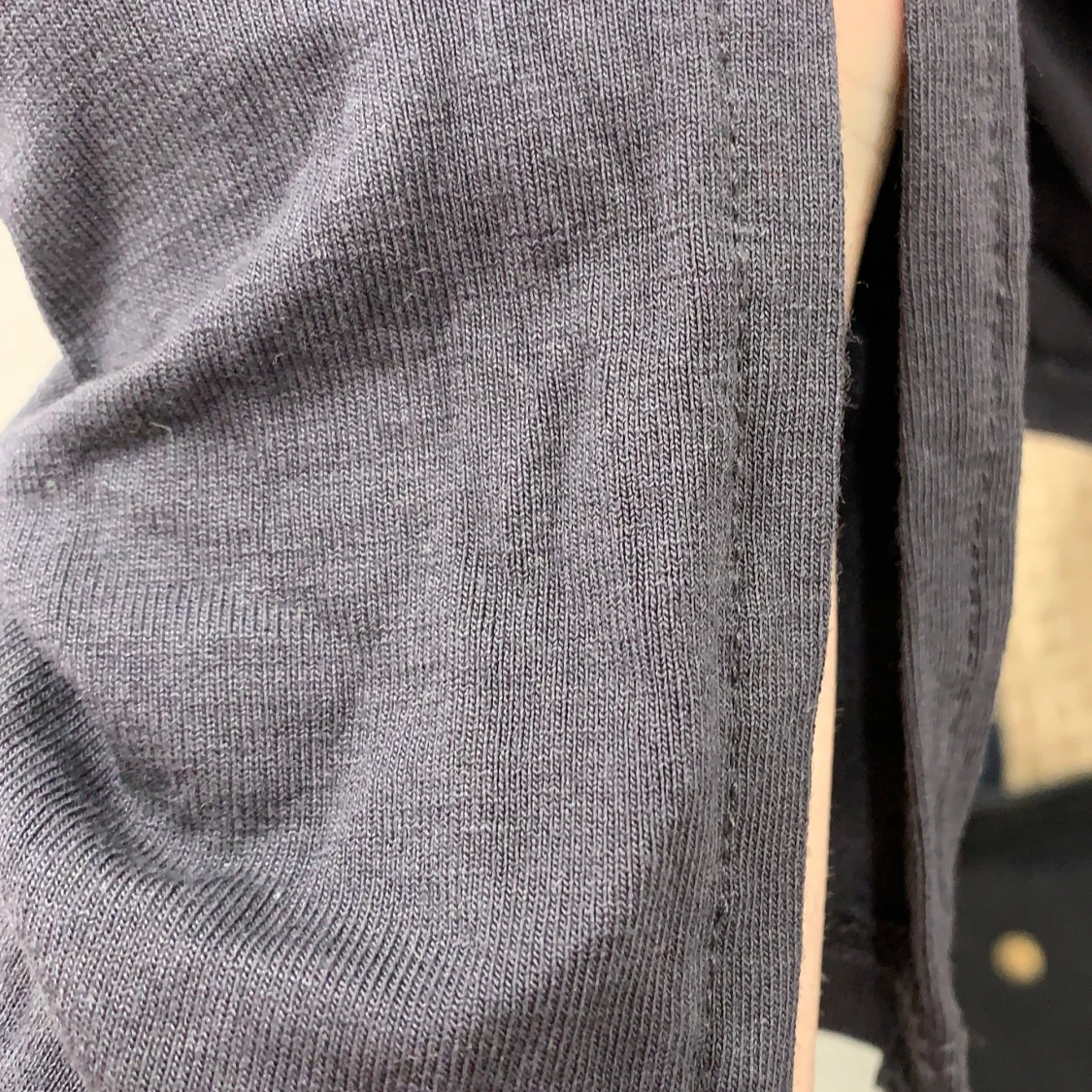 Grå långärmad topp med rynkade detaljer - 92