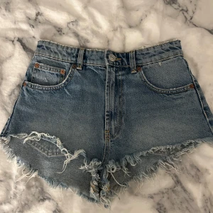 Zara shorts  - Zara shorts som jag köpte på Plick, fick då hem ett par med fläck, fläcken syns inte jätte tydligt eller om man har tröja över men säljer ändå där av billigt💕.