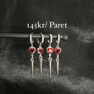 Hjärt örhängen silver - Säljer dessa röda hjärt örhängen i silver! De är i materialet koppar. Säljes för 145kr/paret😍