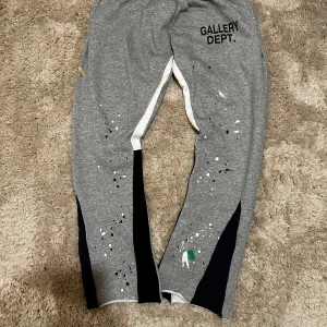 Grå mjukisbyxor från Gallery Dept. - Tja! Säljer ett par feta GALLERY DEPT. byxor i en nice colour way❗️| Skick 9,5/10! Otroligt bra skick, har använt dessa byxor bara en gång! | Storlek: S men passar också XS! | Ny pris ca 1500! 💰| Färg: Grå 🩶| Tillbehör: tyvärr så har den inga tillbehör 🙁| Fraktar: spåra genom PostNord och Instabox 📦| Det är bara att höra av sig för mer information 😆| Allt gott! 👊