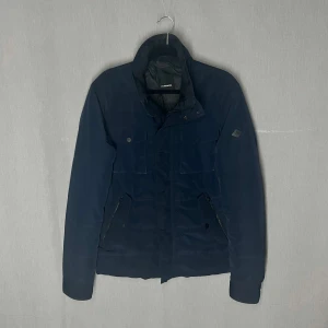 J.Lindeberg Jacka - Riktigt fin jacka som liknar/är en Fieldjacket med dun. Nyskick, knappt använd. Står L men tycker att den sitter närmare M än L. Skriv för fler bilder eller vid funderingar 🙌😁