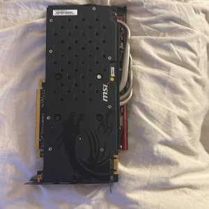 MSI GTX 960 Gaming 4G Grafikkort - Säljer ett MSI GTX 960 Gaming 4G grafikkort. Kortet har en svart och röd design med dubbla fläktar för effektiv kylning. Det finns flera anslutningar inklusive DVI, HDMI och DisplayPort. Perfekt för gaming och grafikintensiva applikationer.