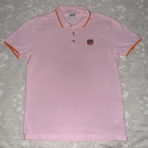 Rosa pikétröja från Kenzo - Säljer en snygg rosa pikétröja från Kenzo, jag säljer denna för jag själv gillar inte att ha på mig den färgen men den har bra passform och jag säljer den för 1000 pris kan diskuteras. Lite liten i storlek passar S-M.