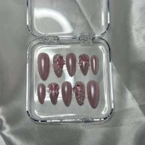 Twinkle Pink Medium Almond - Mått: 14-12-12,5-10,5-9🌟Handgjorda lösnaglar av högsta kvalitet!✨Vid korrekt applikation och borttagning kan man återanvända dem flertalet gånger!💕 Man får med ett appliceringskit & instruktioner 