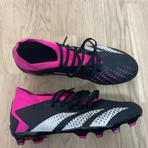 Adidas Predator fotbollsskor - Snygga Adidas Predator fotbollsskor. Jag har använt de 2 gånger. Väldigt bra skick. Sköna och bredda skor. Storlek 42 2/3. Säljer pga kommer inte till använd men de är grymma skor 🤩. Pris kan 100% diskuteras🙏👍.