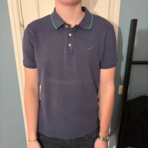 Jacob Cohen Piké - Väldigt snygg Jaboc Cohen pike i storlek L fits M. Använd med kärlek då den är lite solblek, därav de låga priset! Skriv vid funderingar