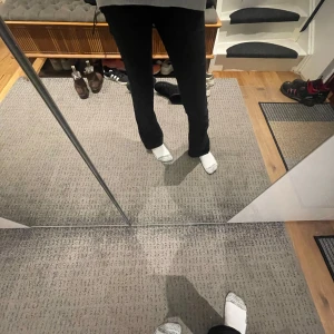 Svarta lågmidjade bootcut jeans från H&M - Säljer ett par svarta lågmidjade bootcut jeans från H&M med justerbar midja. Byxorna har låg midja och är perfekta för en avslappnad stil. De är bekväma och lätta att matcha med olika outfits.(De är lite mindre i storleken)
