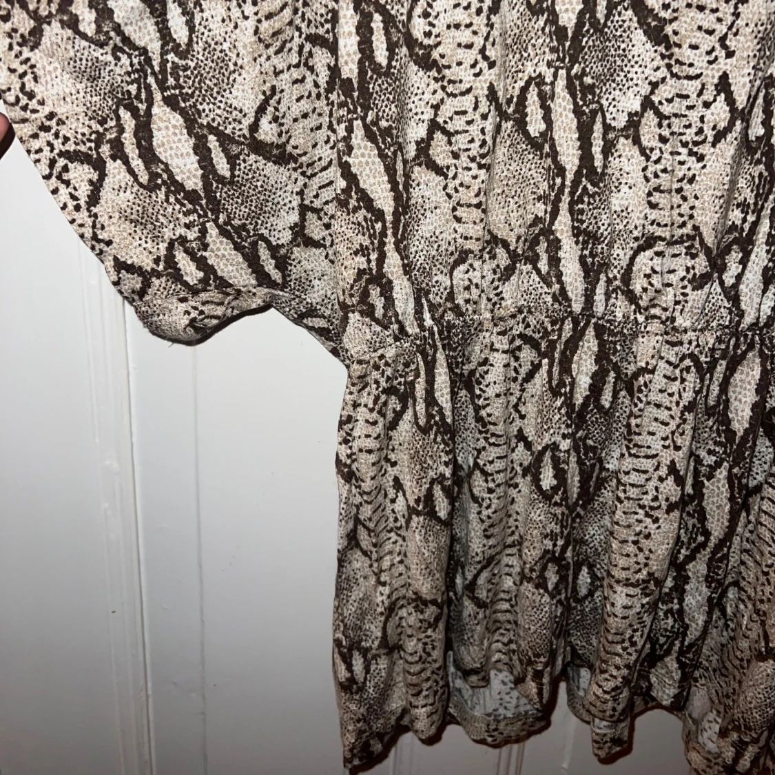 Ormmönstrad blus från H&M - 91