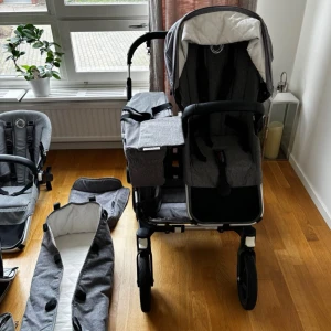 Bugaboo Donkey 2 Duo - Säljer vår Bugaboo Donkey 2 Duo Färg: Grey melange  Köpt 2019 Rök- och djurfritt hem Ej solblekta Sommarsufletterna är använda 1 månad och är så gott som nya.  Två olika regnskydd medföljer.  Ni ser alla delar på bilderna.  Allt är i fint skick förutom handtaget som har blivit slitet ( se bild)  En sittdel är också lite sliten (se bild) Vid intresse så finns det även en oanvänd adapter som passar babyskyddet (500kr)   Söker främst de som är intresserade av hela paketet.    Finns i Helsingborg. 